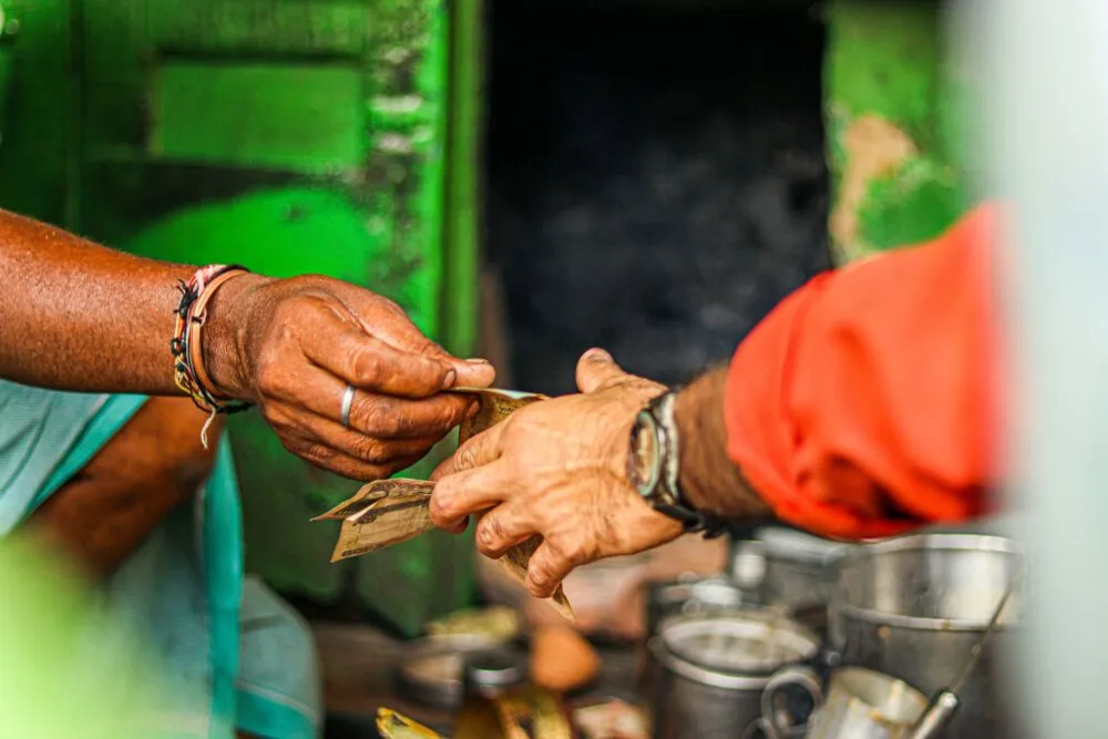 Klant geeft fooi in India