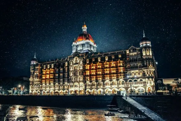 Taj Mahal Tower Hotel in de nacht, Mumbai, India