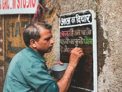 Indiër schrijft Hindi op bord in India