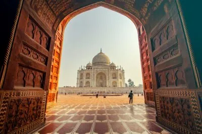 Uitzicht Taj Mahal onder een rode boog, India