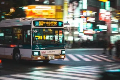 Bus over de Shibuya crossing in Japan