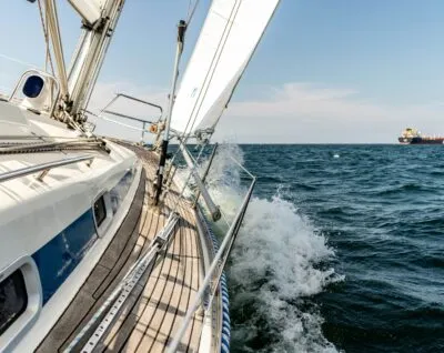 Zeilboot op zee in Nederland