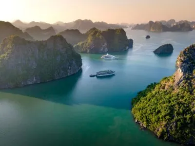 Ha Long Bay met zonsondergang in Vietnam
