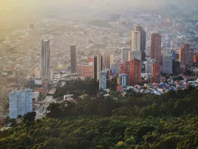 Colombia Bogota skyline huizen bossen