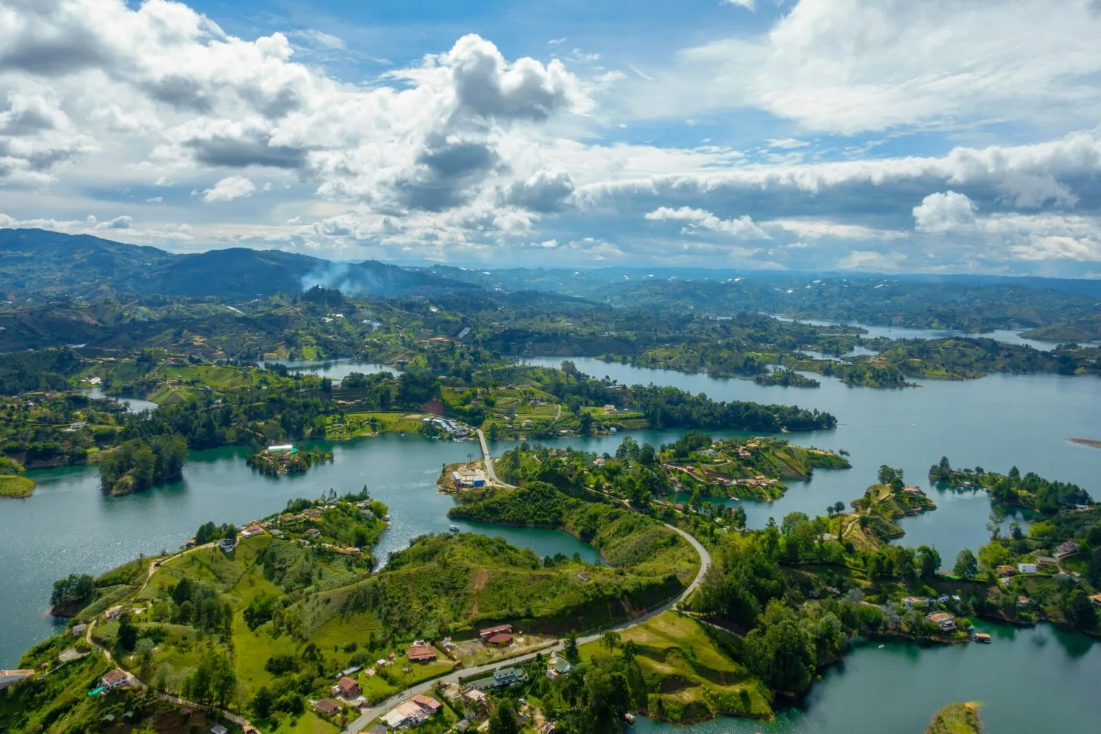 Colombia Guatape meer heuvels water