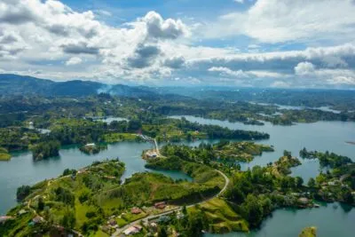 Colombia Guatape meer heuvels water