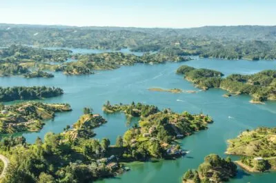Colombia Guatape water heuvels