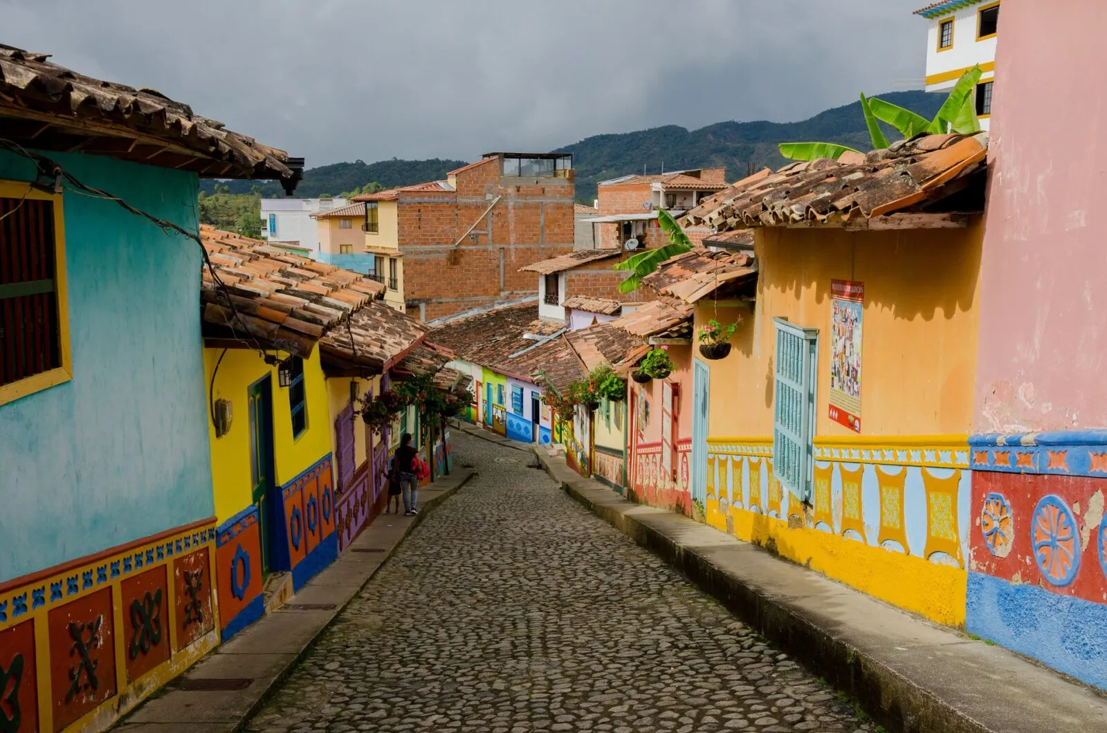 Colombia Guatape kleurrijke huizen straat