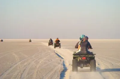 Quad rijden in Makgadikgadi in Botswana