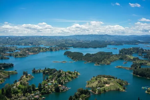 Colombia Guatape Eilandjes Blauw Water Wolken