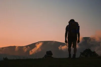 Man in de bergen hiken