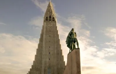 Hallgrímskirkja met standbeeld in IJsland
