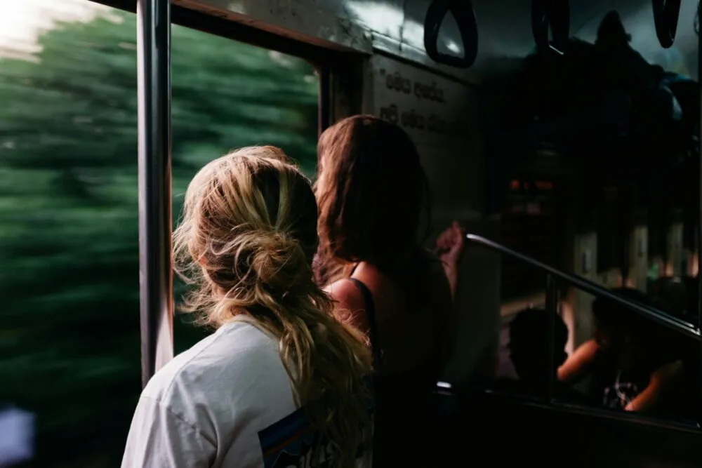 Reizigers in de trein in Sri Lanka