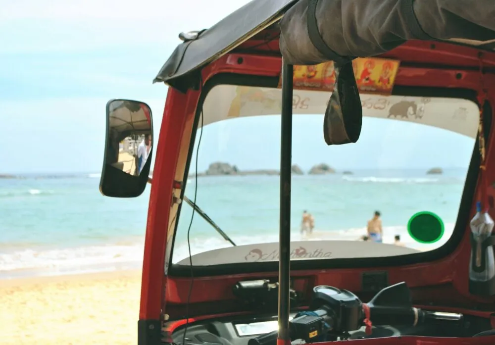 Tuk Tuk aan het strand in Sri Lanka