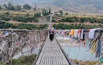 Brug met vlaggetjes in Punakha