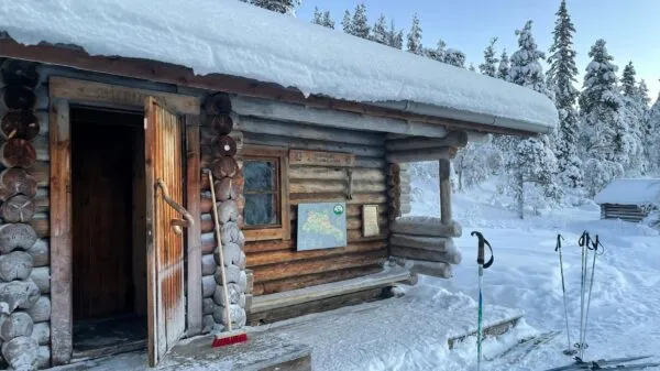 Ondergesneeuwde hut in Lapland