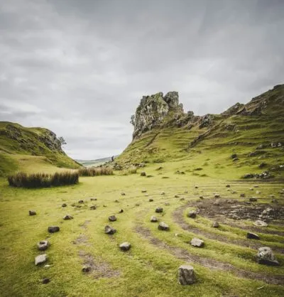 Bergtop met stenen op grasveld