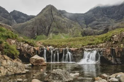 Watervallen met bergen in Schotland
