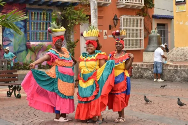Colombiaanse vrouwen in traditionele kleding