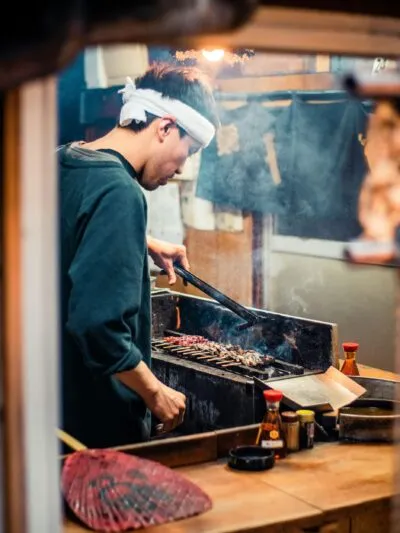 Kok vlees aan het grillen in Japan