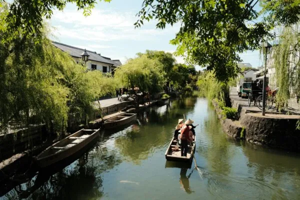 Gracht met bootje in Kurashiki