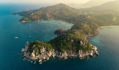 Luchtfoto van kust van Koh Tao
