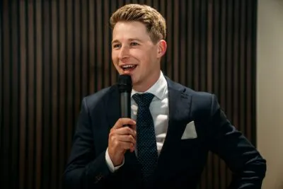 Gido aan het presenteren