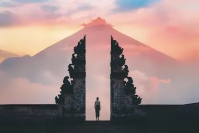 Vrouw bij tempel in Bali