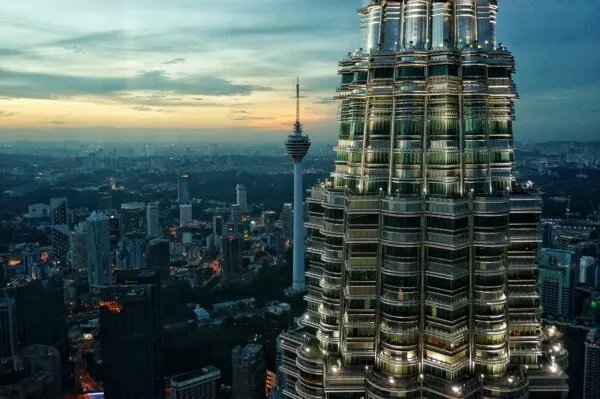 Verlichte toren van Twin Towers