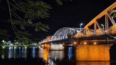 Promenade brug in Hue