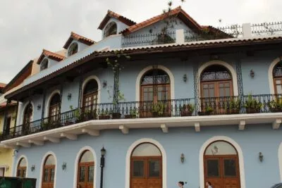 Blauwe voorgevel in Panama