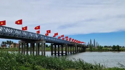 Brug over de oude grens van Vietnam