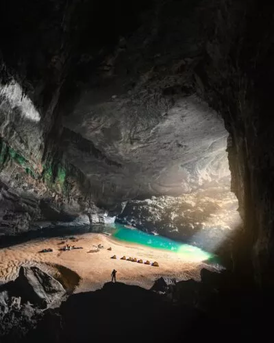 Hang En-grot met meer en tentjes op het strand in Vietnam