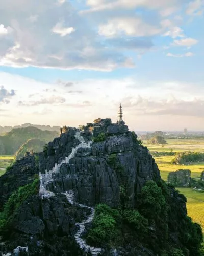 Tempel op rots in Ninh Binh tijdens een rondreis door Vietnam