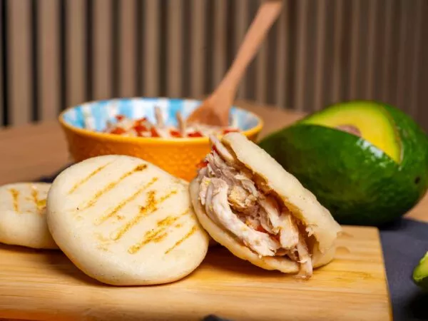 Arepa eten in Colombia
