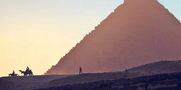 Piramide en mannen in Egypte