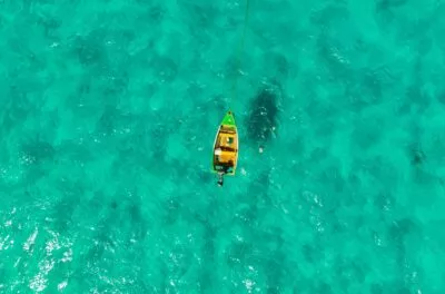 Bootje drijvend op zee bij Barbados