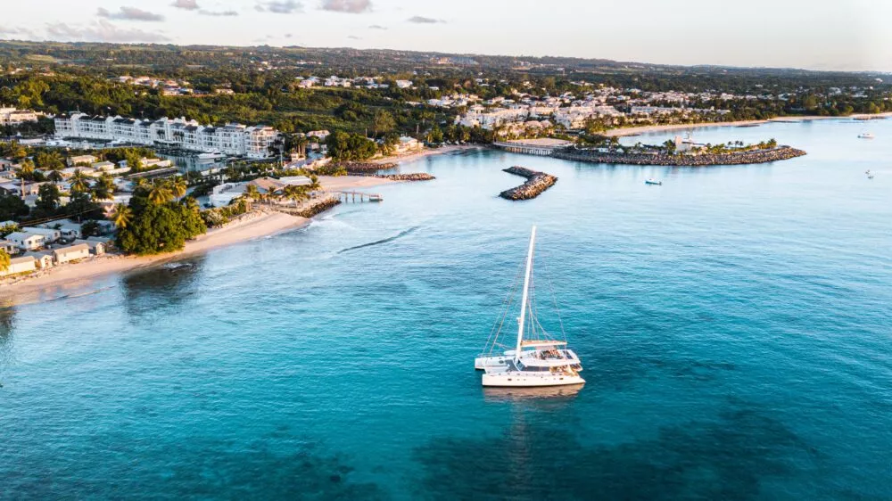 Catamaran in de zee langs Barbados.