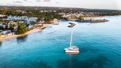 Catamaran in de zee langs Barbados.