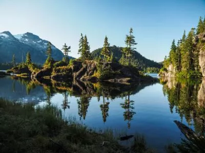 Bomen en water in Strathcona Provincial Park