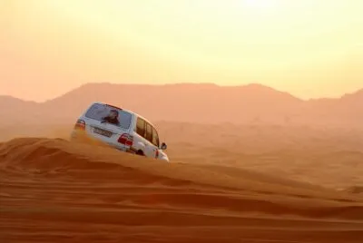 Jeep in de woestijn van Dubai