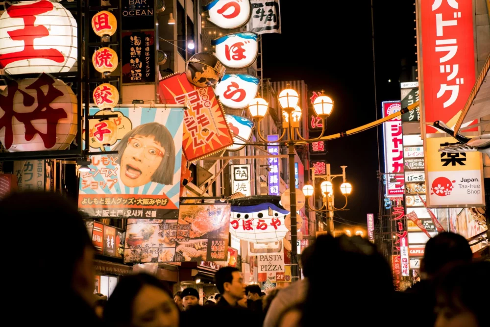 Japanse taal op borden in Osaka