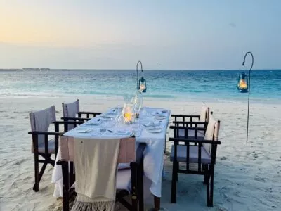 Strand met tafel en eten op Zanzibar