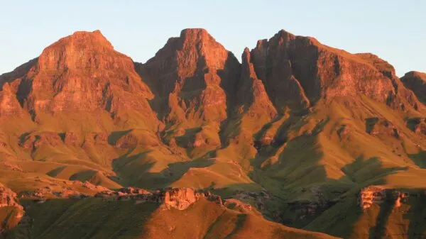 Zonsondergang bij Drakensbergen in Zuid-Afrika.
