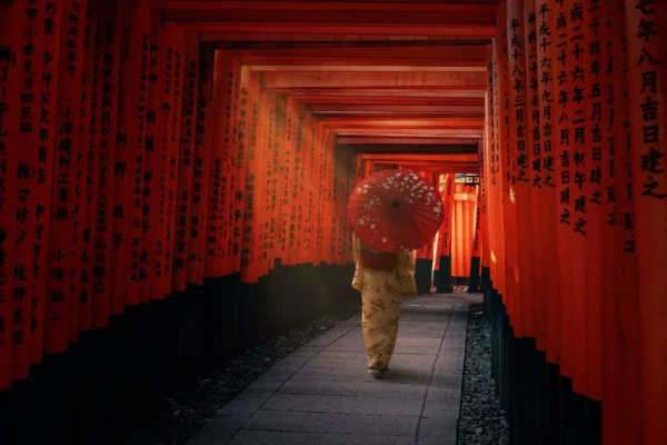 Vrouw in tempel in Japan