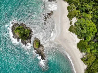 Uitgerekt wit zandstrand aan de jungle met blauwe zee Costa Rica Punta Uva