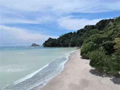 Blauwe zee en veel omringd groen Costa Rica Playa Linda