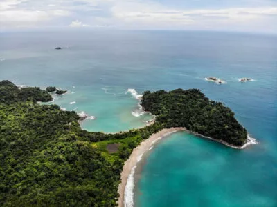 Uitgerekt strand met jungle, wandelpaden en zee in Costa Rica, Manuel Antonio