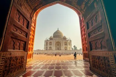 Kijkje door de poort naar de Taj Mahal in India.