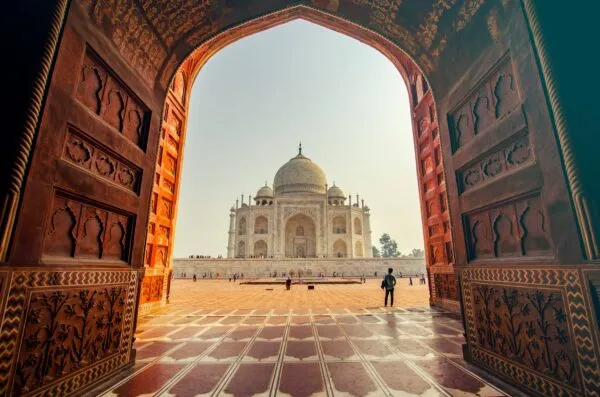 Kijkje door de poort naar de Taj Mahal in India.